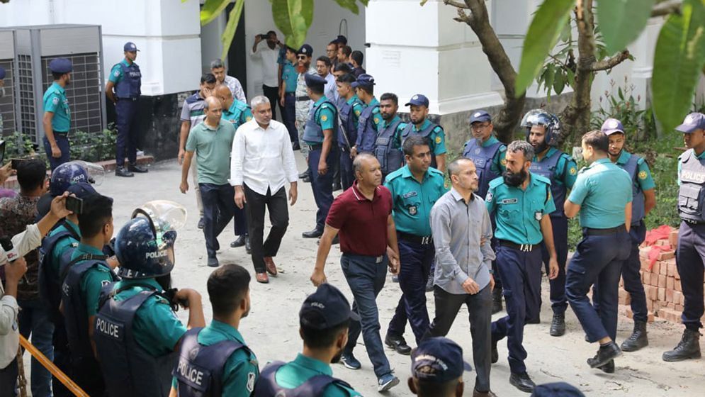 এসি গাড়িতে করে ১৫ সেনা কর্মকর্তা কারা হেফাজতে, যা বললেন আইজি প্রিজন