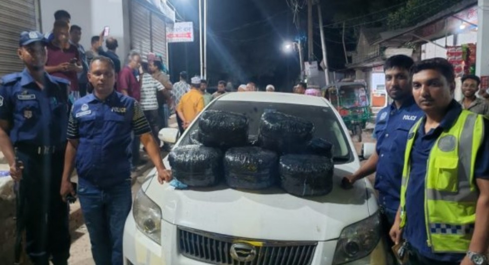সোনারগাঁ থানার অফিসার ইনচার্জের নেতৃত্বে প্রাইভেট কার থেকে ৩২ কেজি গাঁজা উদ্ধার