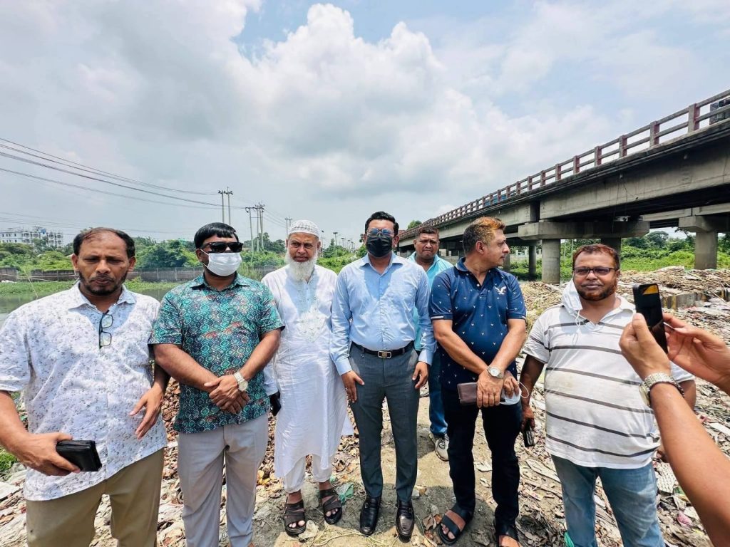 সোনারগাঁ মারিখালী নদীর ব্রিজ সংলগ্ন ময়লার স্তূপ অপসারণে পরিচ্ছন্নতা অভিযান